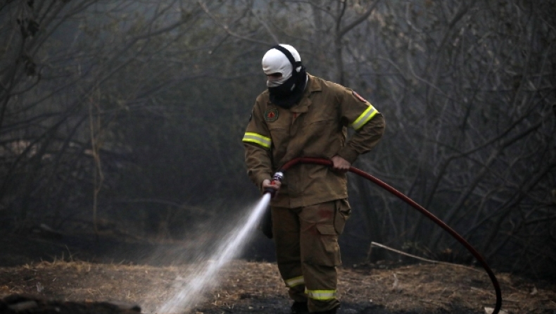 Φωτιά στην Αττική: Καταγγέλλουν ότι άφησαν πυροσβέστες χωρίς πόσιμο νερό και φαγητό