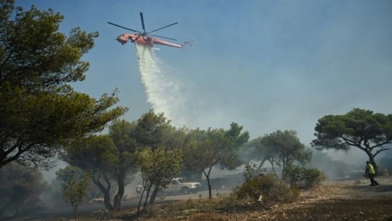 Φωτιά στο Μαρούσι πίσω από το Σισμανόγλειο νοσοκομείο: Σηκώθηκαν εναέρια μέσα