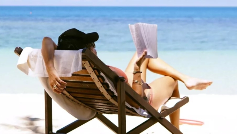 Τα 8 βιβλία που θα διαβάσεις σε χρόνο DT στην παραλία