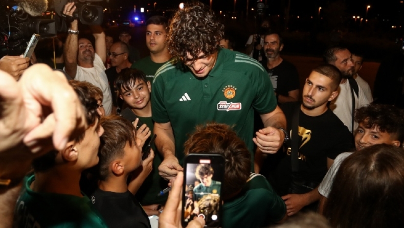 Όσμαν: Μοίρασε αυτόγραφα και φωτογραφήθηκε με τους φίλους του Παναθηναϊκού (vid)