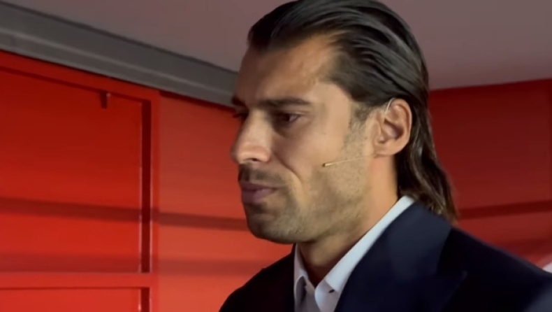 Πρίντεζης: Βούρκωσε με τις μελωδίες της «Φραγκοσυριανής» και της «Θάλασσας του Πειραιά» (vid)