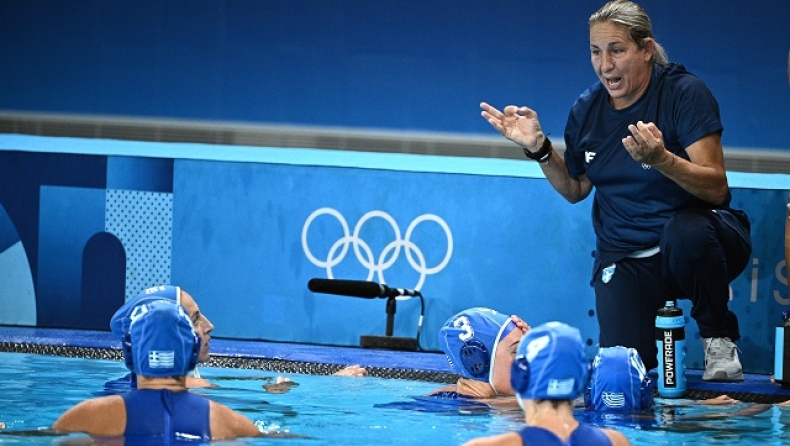 Η Αλεξία Καμμένου στον πάγκο της εθνικής πόλο γυναικών