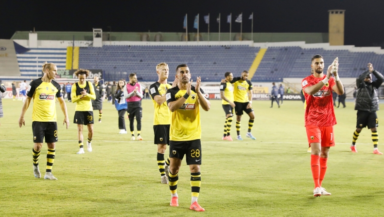 ΑΕΚ: Κόσμος και παίκτες πανηγυρίζουν μαζί τη νίκη στο Περιστέρι