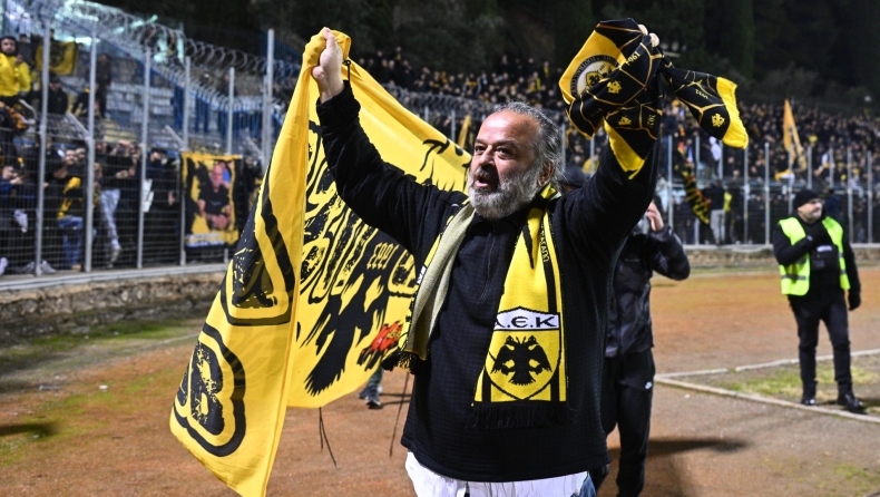 ΑΕΚ: Ο Ηλιόπουλος μπήκε στον αγωνιστικό χώρο της Λαμίας, αγκάλιασε Αλμέιδα - παίκτες και έγινε ένα με τον κόσμο 