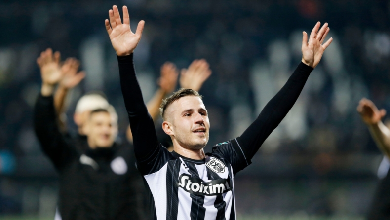 ΠΑΟΚ: Ο Πέλκας αποθεώθηκε στην επιστροφή του στην Τούμπα και έδωσε τη φανέλα του στην εξέδρα (vid)