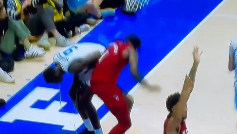 Παίκτης του Ντιουκ έκανε εμετό την ώρα που ήταν πάνω στο παρκέ (vid)