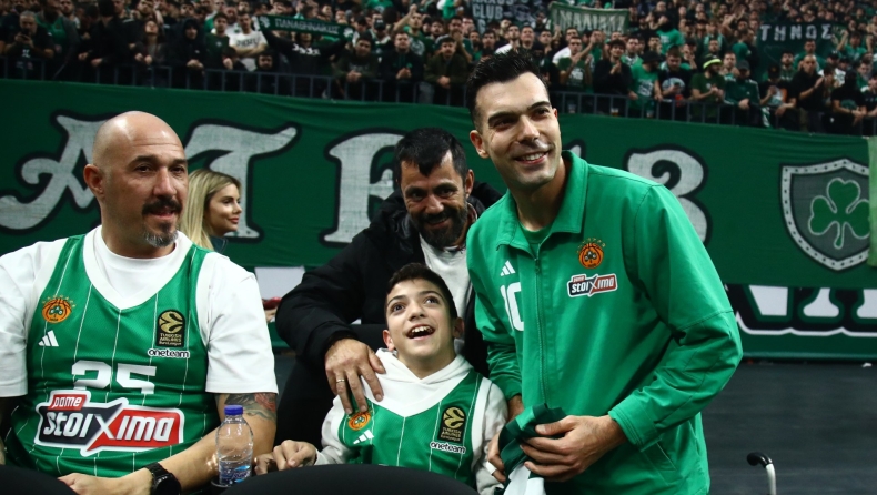 Παναθηναϊκός - Ολυμπιακός: Ο Σλούκας έδωσε στον Γιάννη Παπαστεφανάκη υπογεγραμμένη φανέλα των «πρασίνων» από το Final Four