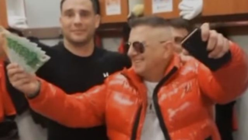 Ολυμπιακός Βόλου: Ο πρόεδρος μπήκε στα αποδυτήρια με τα ευρώ στο χέρι! (vid)