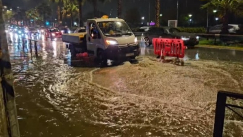 Η Ποσειδώνος πλημμύρισε και πάλι με βοθρολύματα: Τινάχτηκε το καπάκι λόγω της έντονης βροχής (vid)