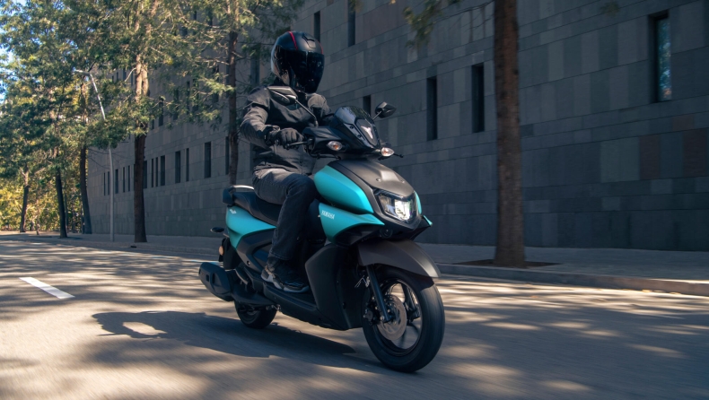 Yamaha RayZR: Υβριδικό και συνδεδεμένο (vid)