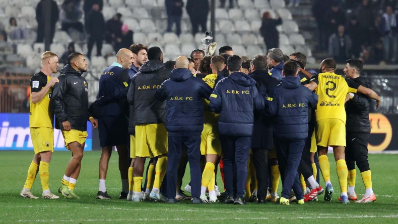 ΠΑΟΚ – ΑΕΚ 1-2: Αλμέιδα και παίκτες πανηγύρισαν στο κέντρο την μεγάλη νίκη