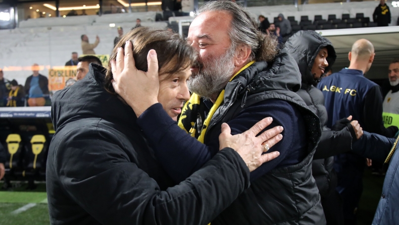 ΑΕΚ: Ο Ηλιόπουλος κατέβηκε στον αγωνιστικό χώρο της «OPAP Arena», αγκάλιασε Αλμέιδα και παίκτες