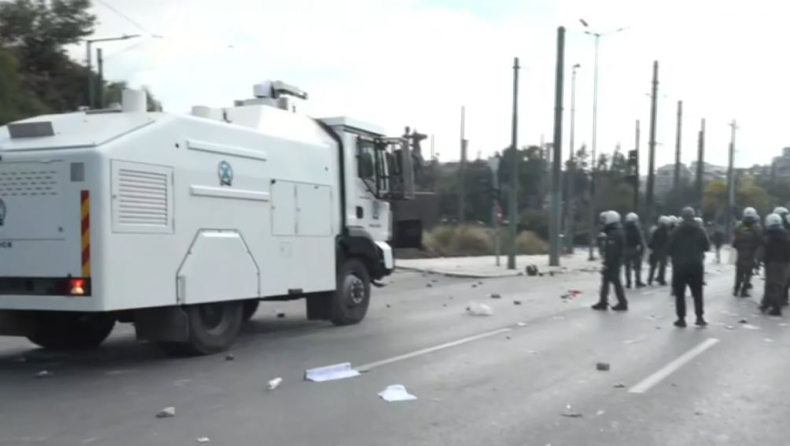 Η στιγμή που η ΕΛ.ΑΣ κάνει χρήση του «Αίαντα» και «σπάει» με το νερό τους διαδηλωτές (vid)