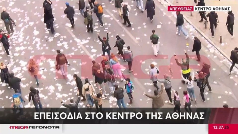 Διαδηλωτές σήκωσαν τα χέρια ψηλά για να τους αφήσουν τα ΜΑΤ να αποχωρήσουν (vid)