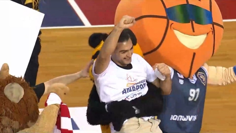 Παναθηναϊκός - Ολυμπιακός: Φίλαθλος το έβαλε από το κέντρο! (vid)