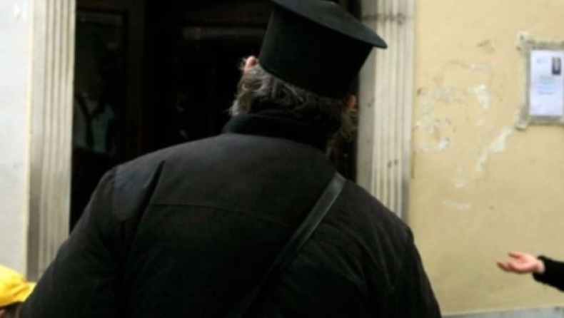 Ιερέας εκμεταλλεύτηκε τη στιγμή της εξομολόγησης και θώπευσε πιστή μέσα στην εκκλησία