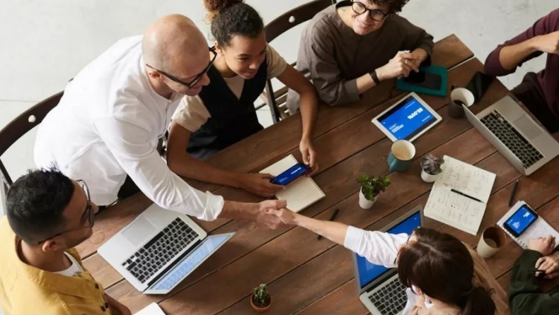 Έρευνα: 1 στους 4 ανθρώπους θεωρεί «σπατάλη χρημάτων» την πρόσληψη ατόμων άνω των 50 ετών