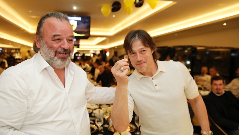 ΑΕΚ: Ο Ηλιόπουλος έδωσε από μια χρυσή λίρα σε Αλμέιδα, Ριμπάλτα και παίκτες