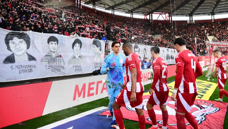 Ολυμπιακός - Αστέρας Τρίπολης: Οι παίκτες των Ερυθρολεύκων άφησαν λευκά τριαντάφυλλα στη μνήμη των θυμάτων της Θύρας 7