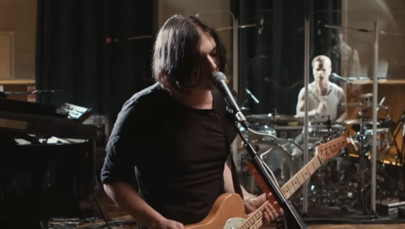 Ο τραγουδιστής των Placebo διώκεται επειδή αποκάλεσε τη Μελόνι «φασίστρια και ρατσίστρια»