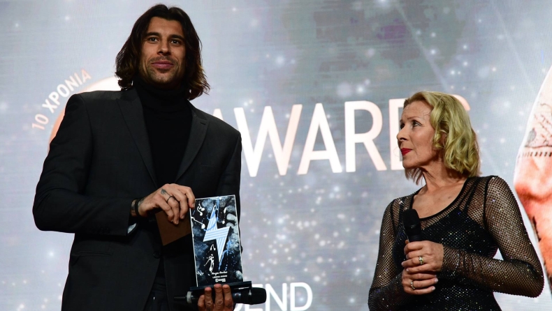 Gazzetta Awards 2024 by bwin: Η Νένα Ίβκοβιτς τίμησε τον Legend Πρίντεζη και του έκανε δώρο σταυρό του Ντούντα