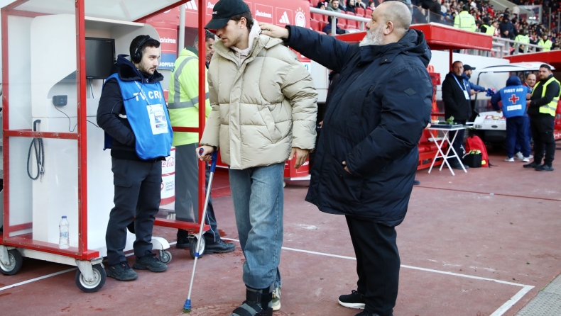 Ολυμπιακός - Αστέρας Τρίπολης: Με πατερίτσες και ειδική μπότα στο γήπεδο ο Ρέτσος 