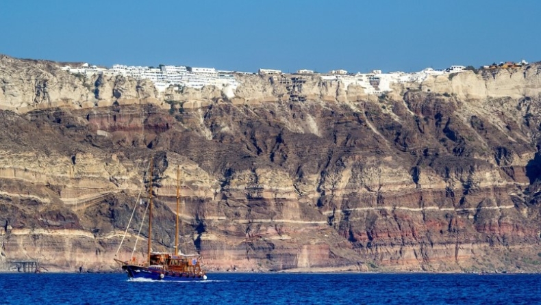 Τούρκος επιστήμονας «βλέπει» πιθανή ηφαιστειακή δραστηριότητα πίσω από τους σεισμούς στη Σαντορίνη: «Εάν εκραγεί μια πυριτική λάβα...»