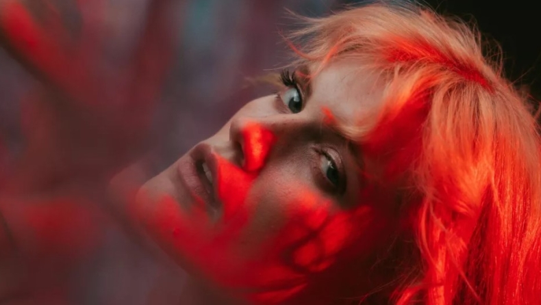 3 αποτελεσματικές πρακτικές για να μην επιτρέπεις στα συναισθήματά σου να σε καταβάλουν