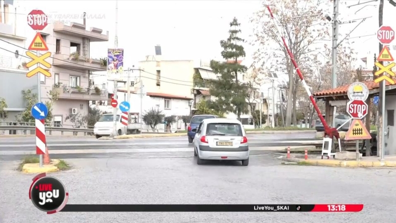 Σεκιουριτάς στις γραμμές τρένου κοιμήθηκε και δεν κατέβασε τις μπάρες: Τον έπιασε η αστυνομία (vid)