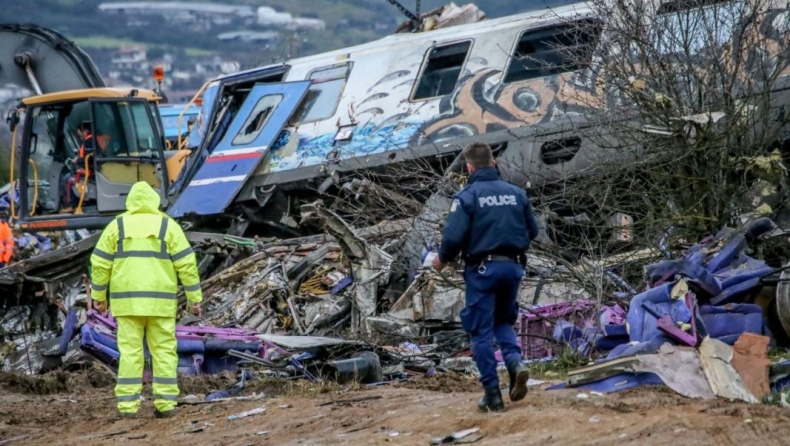 Κόρη θύματος στα Τέμπη: «Επέστρεψαν τη σορό του πατέρα μου με άλλα ρούχα από αυτά που φορούσε όταν επιβιβάστηκε» (vid)