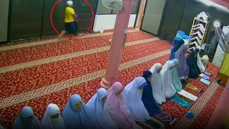 Η σοκαριστική στιγμή που άνδρας αρπάζει νεαρό κορίτσι από τζαμί ενώ προσεύχεται και της επιτίθεται σεξουαλικά (vid)