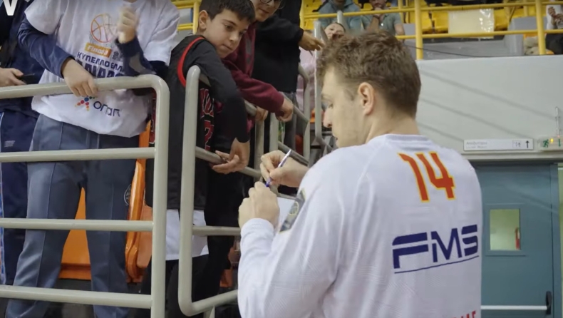 Ολυμπιακός: Ο «δημοφιλής» Βεζένκοβ και τα «ερυθρόλευκα» χαμόγελα δεσπόζουν στην παρακάμερα του ημιτελικού κόντρα στον ΠΑΟΚ