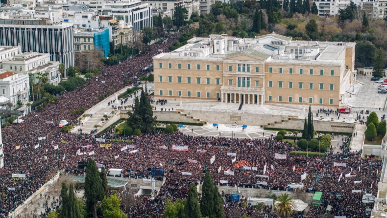 Απίστευτες εικόνες από την... λαοθάλασσα που κατέβηκε στην Αθήνα για τα Τέμπη