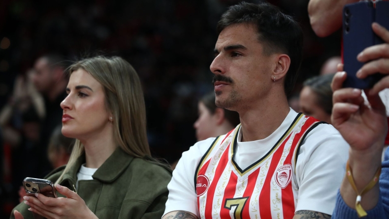 Ολυμπιακός - Παρτιζάν: Στο ΣΕΦ ο Ντάνι Γκαρθία με συλλεκτική φανέλα του Σπανούλη