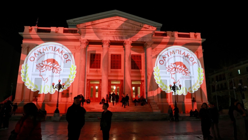 Ολυμπιακός: Φωταγωγήθηκε το Δημοτικό Θέατρο Πειραιά με το επετειακό σήμα για τα 100 χρόνια (vid)