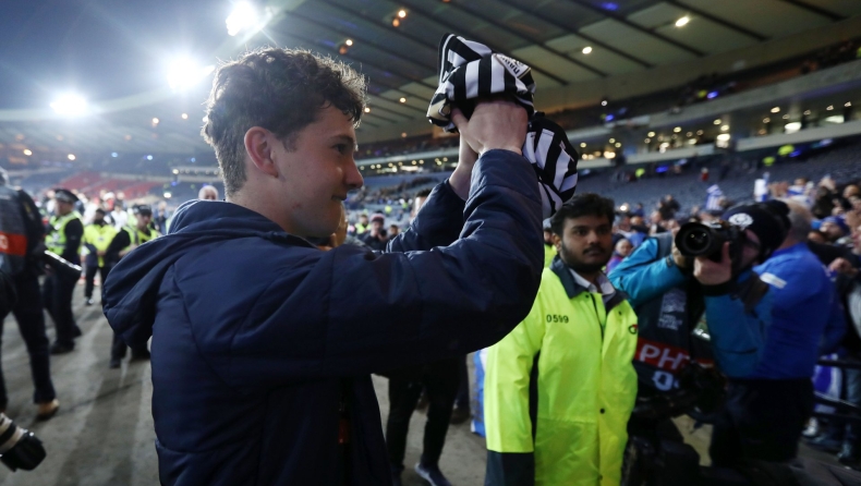  Εθνική Ελλάδος: Με φανέλα ΠΑΟΚ και του Βιεϊρίνια ο Καρέτσας, του την έδωσε φίλαθλος 