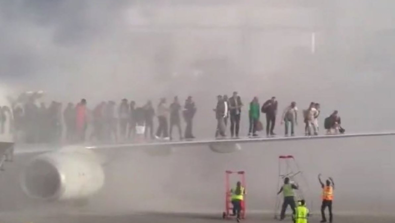 Θρίλερ με αεροπλάνο που έπιασε φωτιά: Οι επιβάτες περίμεναν στο φτερό να τους απομακρύνουν (vid)