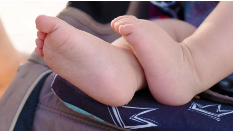 Εξελίξεις στην υπόθεση της Αμαλιάδας: Για «φακελάκι» 5.000 ευρώ ελέγχεται ιατροδικαστής που διερευνά θάνατο βρέφους (vid)