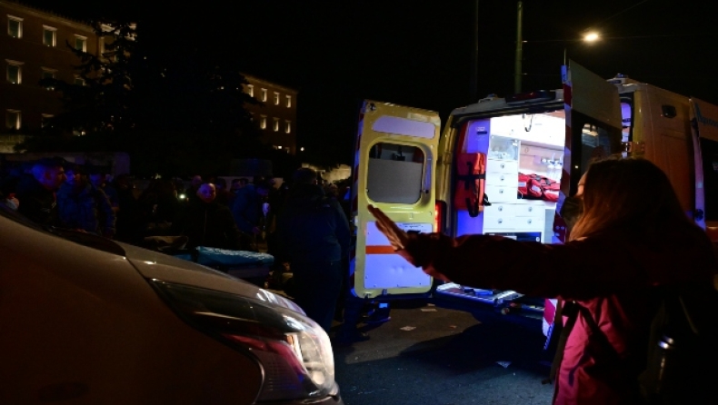 Τραυματίστηκε αστυνομικός στα επεισόδια στο Σύνταγμα: Στον Ερυθρό δύο διαδηλωτές (vid)