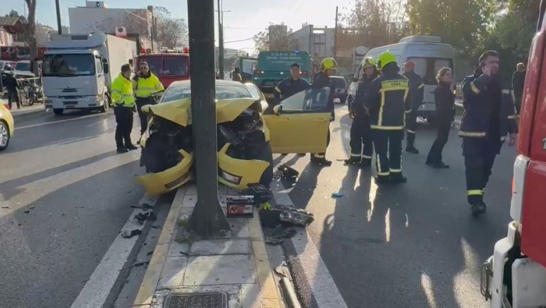 Ταξί «καρφώθηκε» σε κολώνα στην Πειραιώς: Νεκρός ο οδηγός, σε κρίσιμη κατάσταση η επιβάτης (vid)