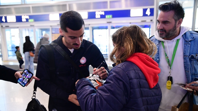 Ολυμπιακός: Αναχώρησε για Νορβηγία με παίκτες να μοιράζουν αυτόγραφα (vids)