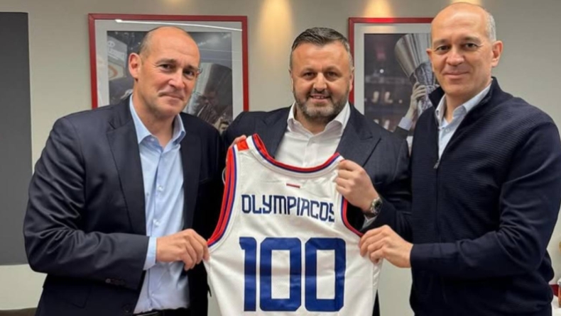 Ολυμπιακός - Ερυθρός Αστέρας: Δώρο-φανέλα του προέδρου των Σέρβων στους Αγγελόπουλους για τα 100 χρόνια
