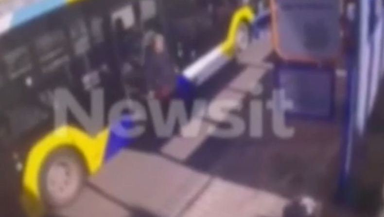 Βίντεο ντοκουμέντο από την στιγμή της επίθεσης με το κατσαβίδι στο λεωφορείο: Χτυπάει τον επιβάτη και φεύγει ανενόχλητος