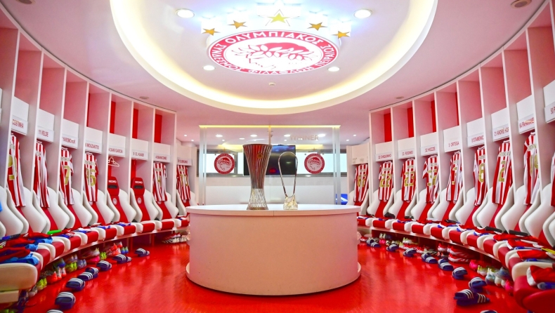 Ολυμπιακός: Η συλλεκτική επετειακή φανέλα και τα ευρωπαϊκά τρόπαια στα αποδυτήρια! 