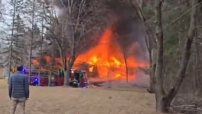Πύρινη κόλαση μετά την πτώση αεροσκάφους πάνω σε σπίτι στις ΗΠΑ: Κάηκαν τα πάντα (vid)