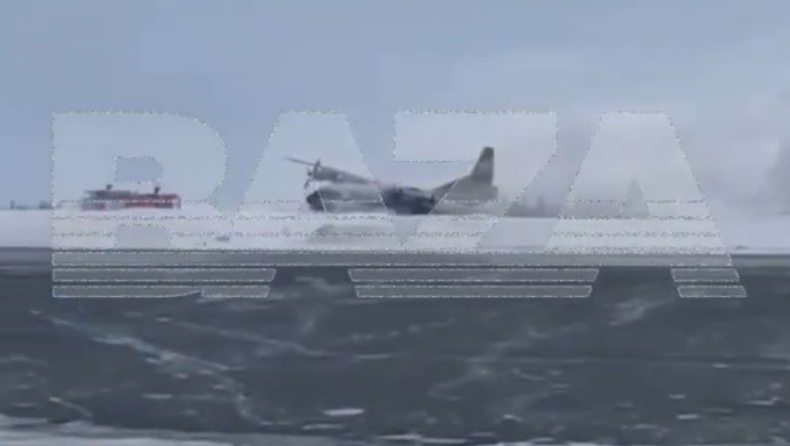 Η στιγμή που αεροπλάνο «σκάει» στο χιόνι: Δεν άνοιξαν οι ρόδες για την προσγείωση (vid)