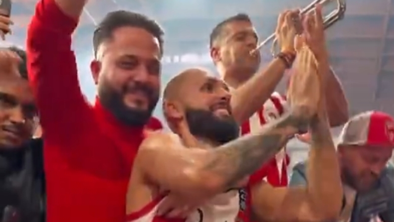 Ολυμπιακός: Ο Φουρνιέ ανέβηκε στην κερκίδα και πανηγύρισε μαζί με τον κόσμο τη νίκη στο ντέρμπι (vid)