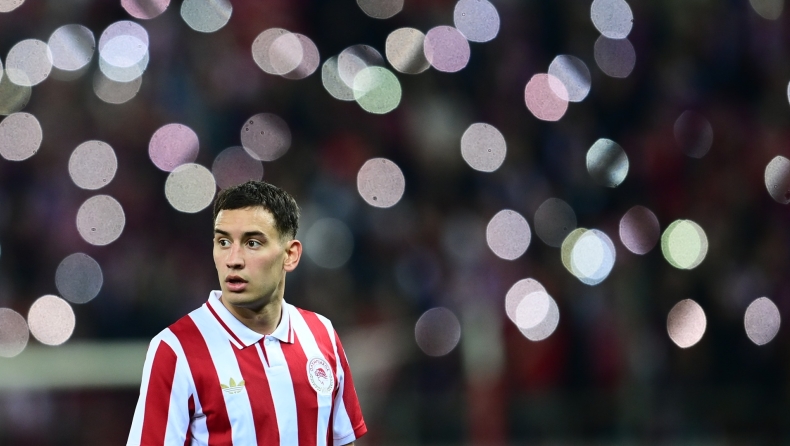 Ολυμπιακός: «Θρύλε θεέ χρόνια πολλά» κι όλο το γήπεδο... έλαμψε από χιλιάδες φακούς (vid)