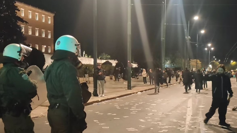 Προκλητικός άνδρας των ΜΑΤ σε διαδηλωτή: «100 ευρουλάκια θα πάρω σήμερα από εσένα» (vid)