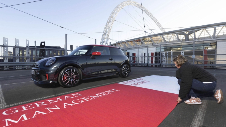 H MINI, o Τούχελ και μία... πετσέτα θαλάσσης στο πάρκινγκ του Γουέμπλεϊ (vid)